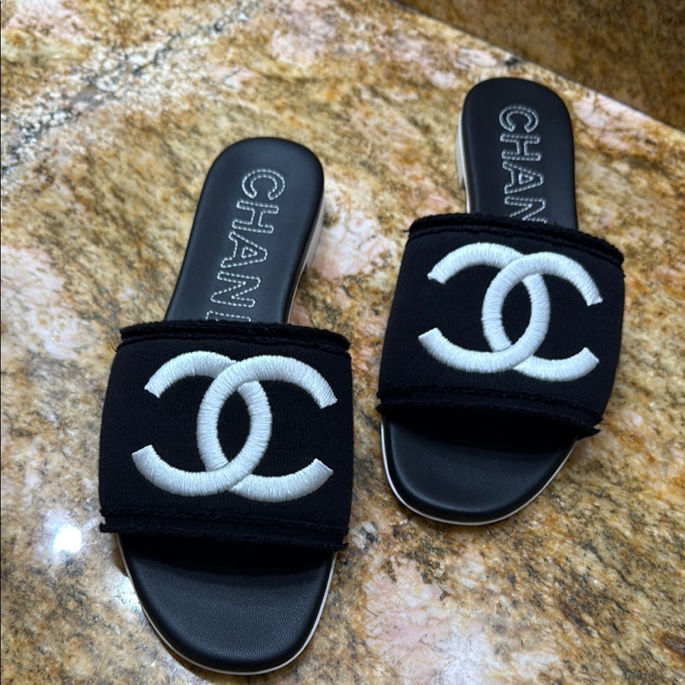 CHANEL Black and White Sandals with Minimalist Design - Picture 8 of 9